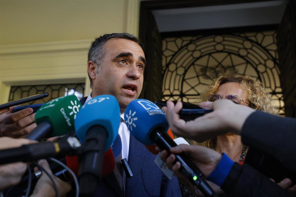 Archivo - El presidente de la Diputación de Granada, Francis Rodríguez, atiende a los medios. Archivo.