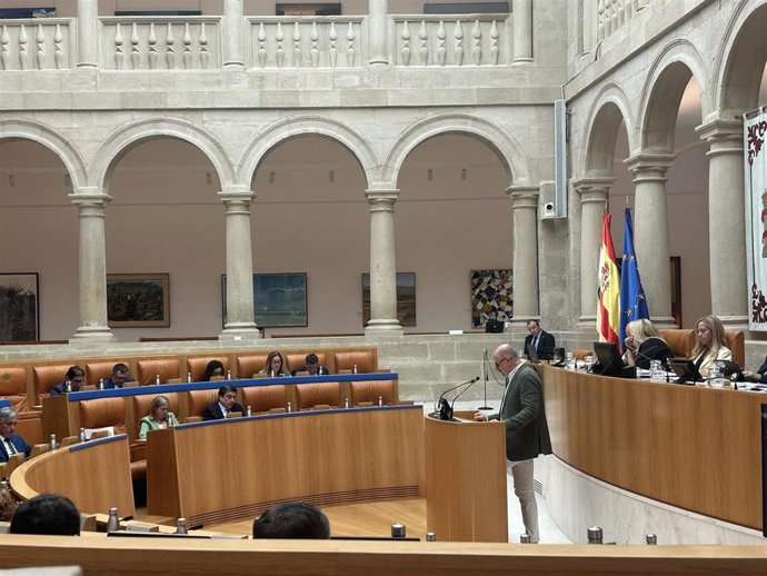 Archivo - El socialista Miguel González de Legarra en el Parlamento de La Rioja