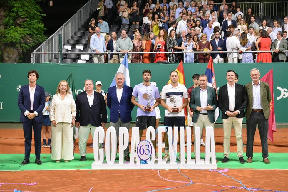 Foto de familia tras la entrega de galardones a los finalistas de la Copa Sevilla de Tenis
