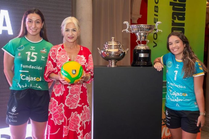 La consejera de Cultura, Patrimonio histórico y Deportes de la Junta de Andalucía, Patricia del Pozo, con jugadores del Esquimo Dos Hermanas.