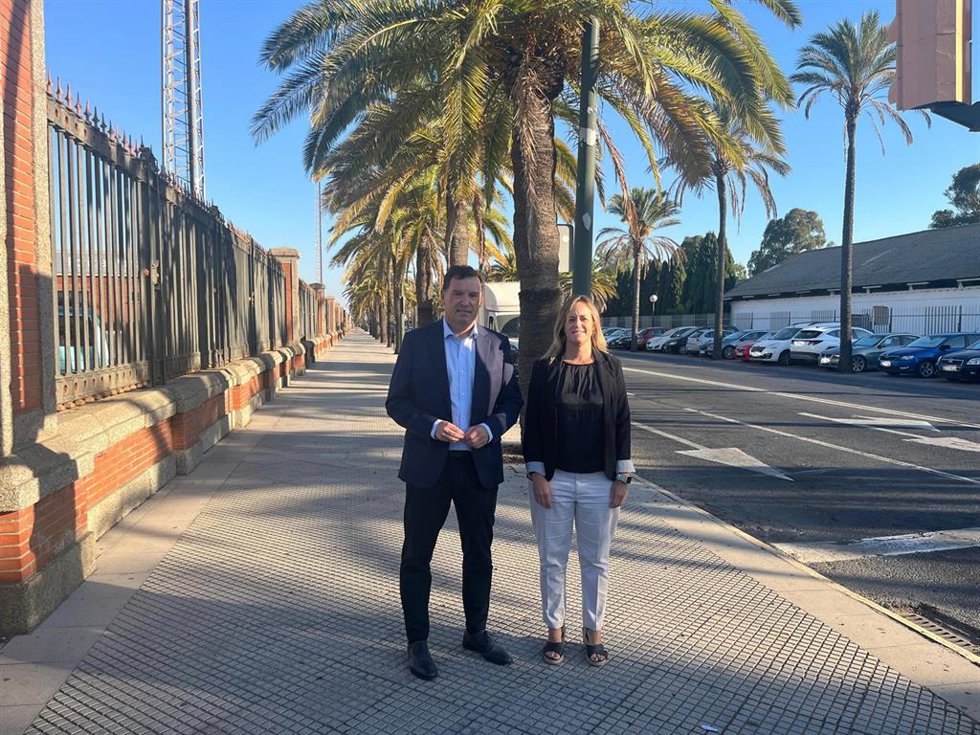 El presidente del Puerto de Huelva, Alberto Santana, Acompañado por la jefa del Área de Infraestructuras, Guadalupe Diaz, el Muelle de Levante.