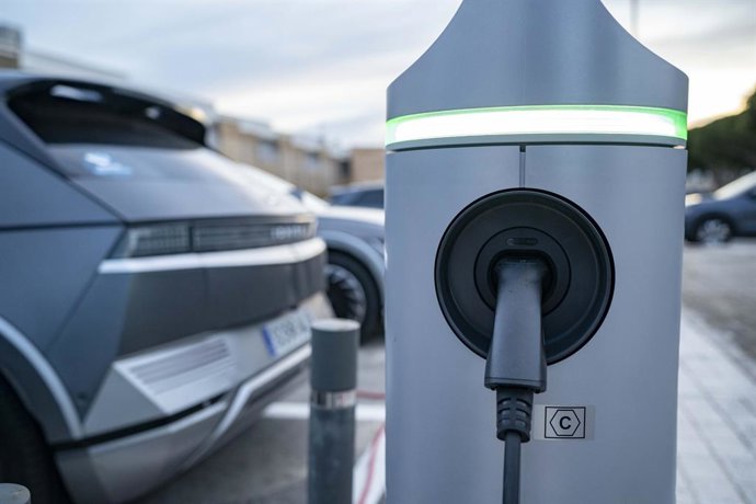 Archivo - Punto de recarga para vehículos eléctricos