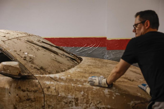 Archivo - Arxiu - Diverses persones trauen cotxes atrapats per la dana d'un garatge, a 31 de juliol del 2026, a Aldaia, València (Espanya). 