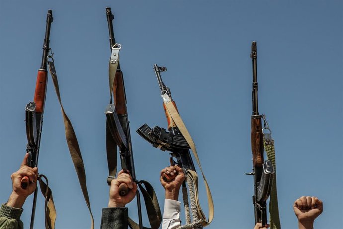Archivo - Imagen de archivo de varios hutíes armados en Yemen.