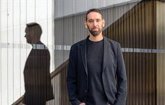 Foto: El poeta Gerardo Rodríguez Salas participa este martes en Granada en el ciclo 'Poesía en el Jardín'