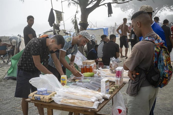 Reparto de comida en la playa del Trampolín, a 7 de septiembre de 2026, en Ceuta (España). 