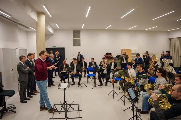 Archivo - El presidente de la Junta de Andalucía, Juanma, visita las instalaciones del nuevo Conservatorio Superior de Música Andrés de Vandelvira de Jaén, tras inaugurarlo. 