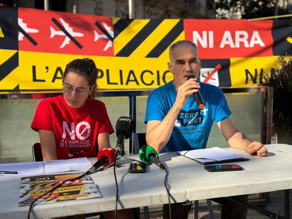 Los miembros de la plataforma Zeroport Joan Manel del Llano y Clàudia Custodio este lunes en una rueda de prensa en Barcelona.