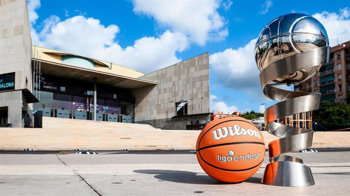 El trofeo de la Supercopa Endesa delante del Olímpic de Badalona