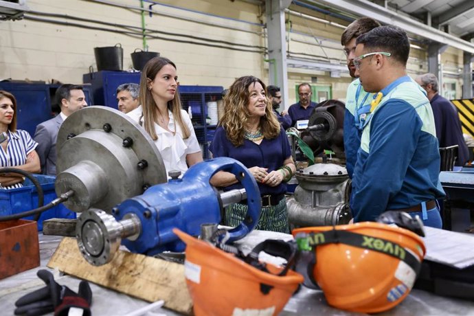 Archivo - La consejera de Educación, María del Carmen Castillo (2i), visita en Palos de la Frontera (Huelva) el Parque Energético de Moeve, donde alumnos de Formación Profesional están realizando la fase de formación en sus instalaciones. Imagen de archiv