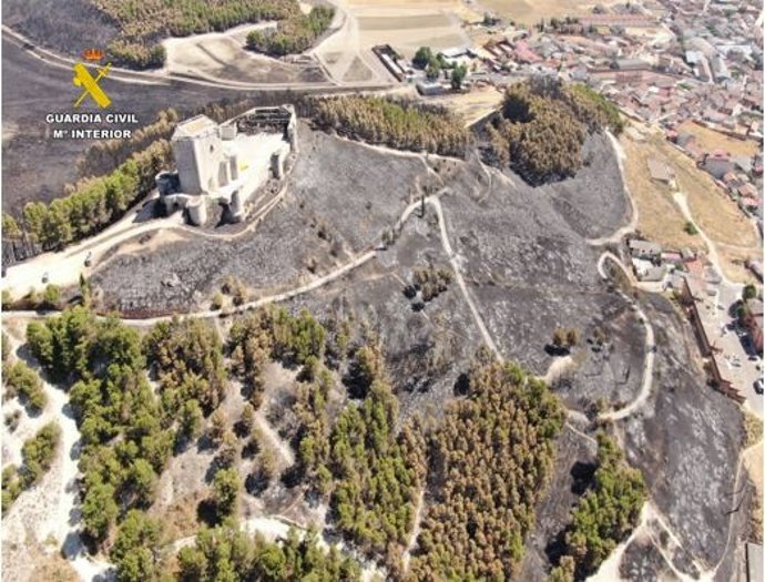 Vista aérea de la zona afectada por el incendio de Íscar, que llegó hasta el castillo.