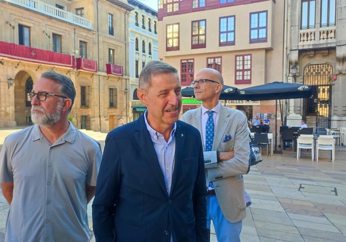 El portavoz del PSOE de Oviedo, Carlos Fernández Llaneza, con los concejales Jorge García Monsalve y Juan Álvarez Areces.