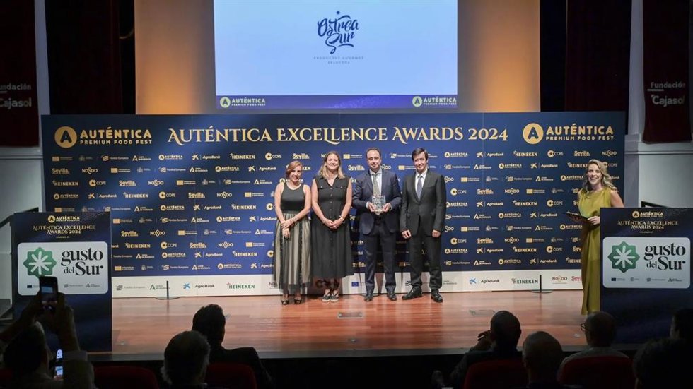 Entrega del galardón a los responsables de Ostrea Sur en la edición de los 'Autentica Excellence Awards'