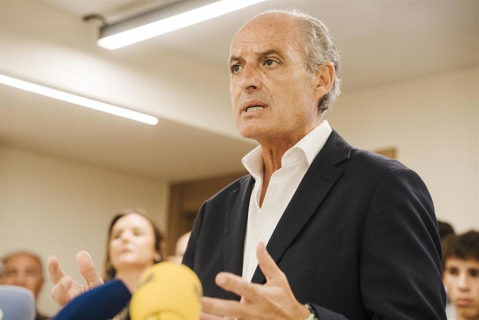 Archivo - El expresidente de la Generalitat y del PPCV Francisco Camps, a 30 de julio de 2025, en Alicante, Comunidad Valenciana (España).
