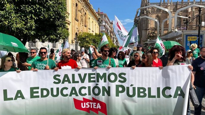 Manifestación reclamando una educación pública de calidad en Andalucía.
