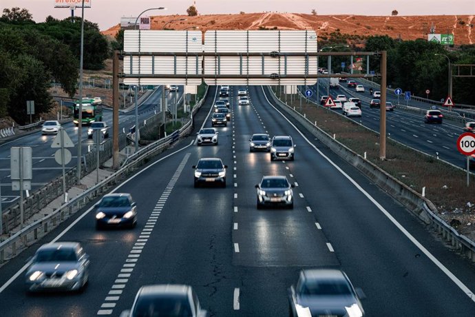 Vehículos circulan por la carretera A3 a la altura del km 6 durante la operación retorno del verano, a 30 de agosto de 2026, en Pinto, Madrid (España). Este año la operación especial comenzó a las 15:00 del viernes 28 y se dará por finalizada la medianoch