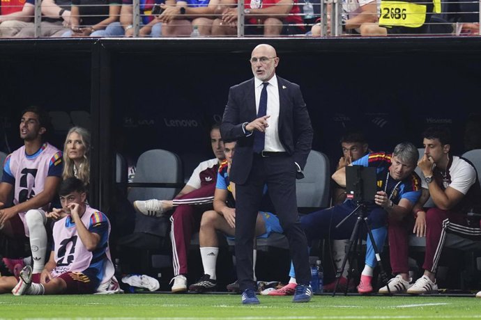 Archivo - Luis de la Fuente da instrucciones durante el Mundial 2026