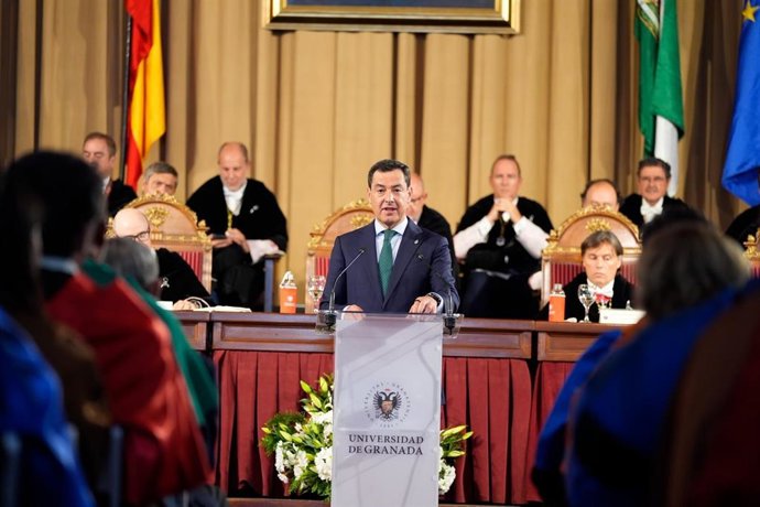 El presidente de la Junta, Juanma Moreno, en un momento de su intervención con motivo del inicio de curso universitario en Granada. Septiembre 2026. (Foto de archivo).