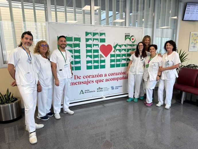 Profesionales de Oncología Radioterápica junto al mural.
