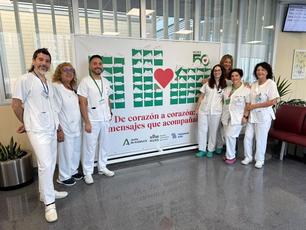 Profesionales de Oncología Radioterápica junto al mural.