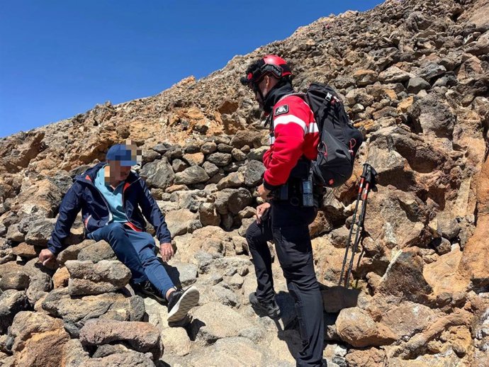 Un agente de la Policía Canaria auxilia a un senderista herido en el Parque Nacional del Teide