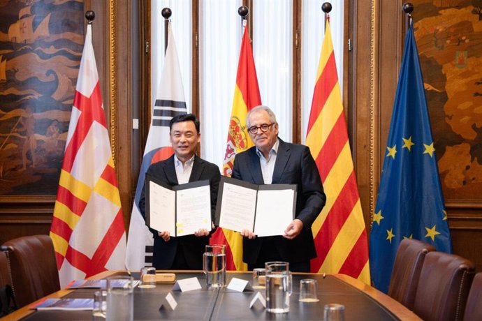 El vicealcalde de Seúl, Jeong Sang Hun, y el teniente de alcaldía de Economía, Vivienda, Hacienda y Turismo, Jordi Valls, tras la firma este lunes