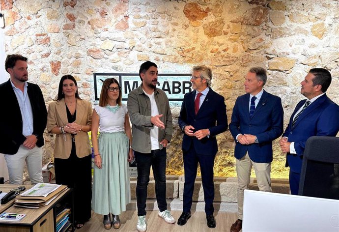 El consejero de Empresa, Empleo y Economía Social, Luis Alberto Marín, visita uno de los comercios del casco histórico de Lorca