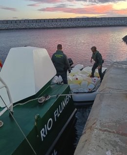 Archivo - Embarcación interceptada en La Línea con combustible para aprovisionar a una narcolancha.