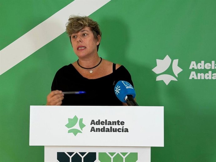La responsable de organización de Adelante Andalucía, Rocío Díaz, en rueda de prensa.
