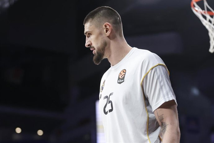 Archivo - El pívot ucraniano Alex Len, en su etapa como jugador del Real Madrid, antes de enfrentarse al Bayern en un duelo de Euroliga.