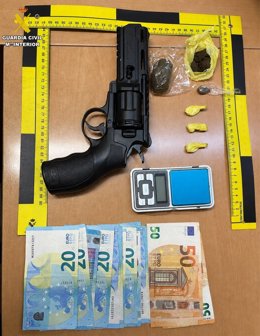 La Guardia Civil detiene a un vecino de Ourense tras intervenirle hachís, cocaína y un revólver de aire comprimido en O Barco