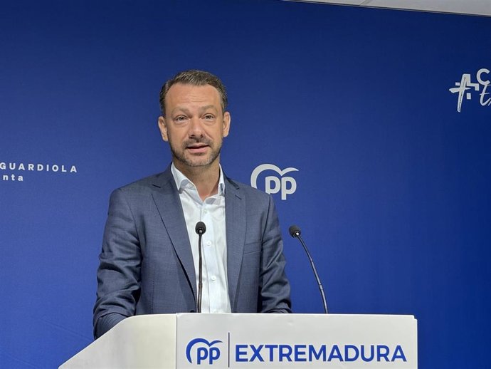 El portavoz del PP de Extremadura, Luis Miguel Núñez, en rueda de prensa