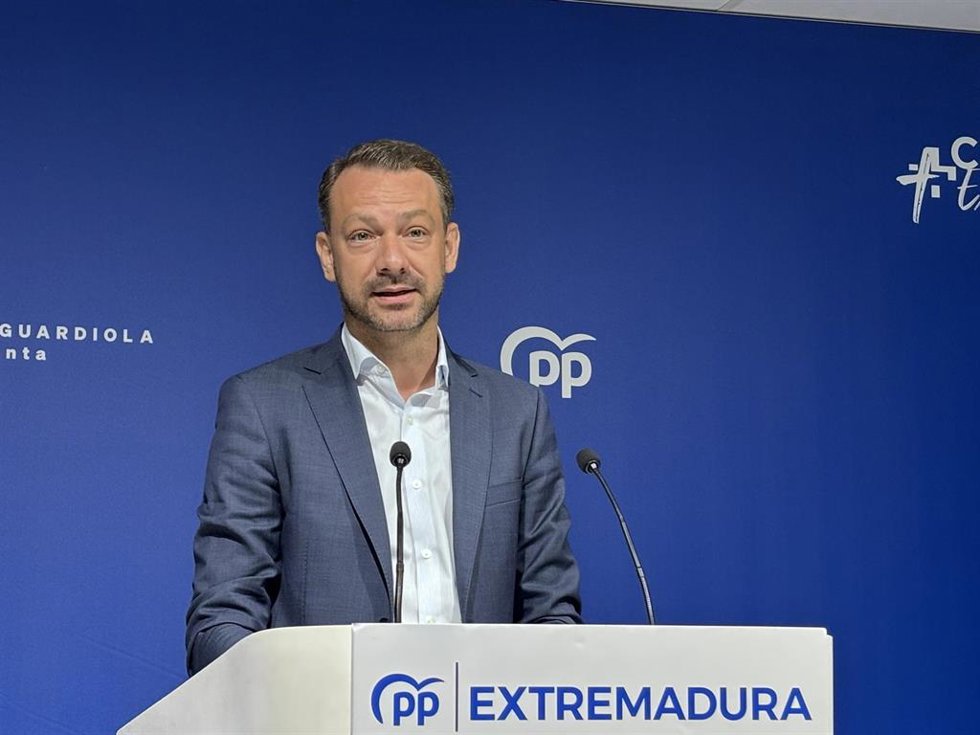 El portavoz del PP de Extremadura, Luis Miguel Núñez, en rueda de prensa