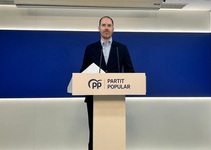 El secretario general del PP de Catalunya, Juan Fernández, en una rueda de prensa