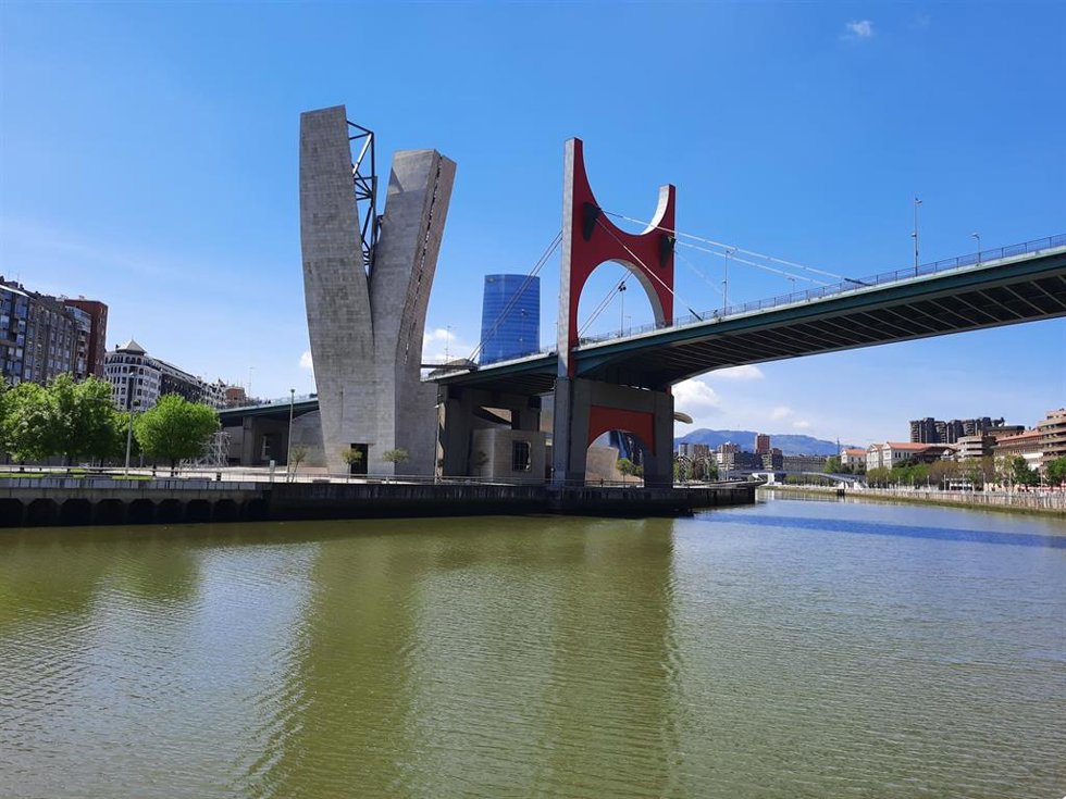 Archivo - Bilbao en una jornada soleada