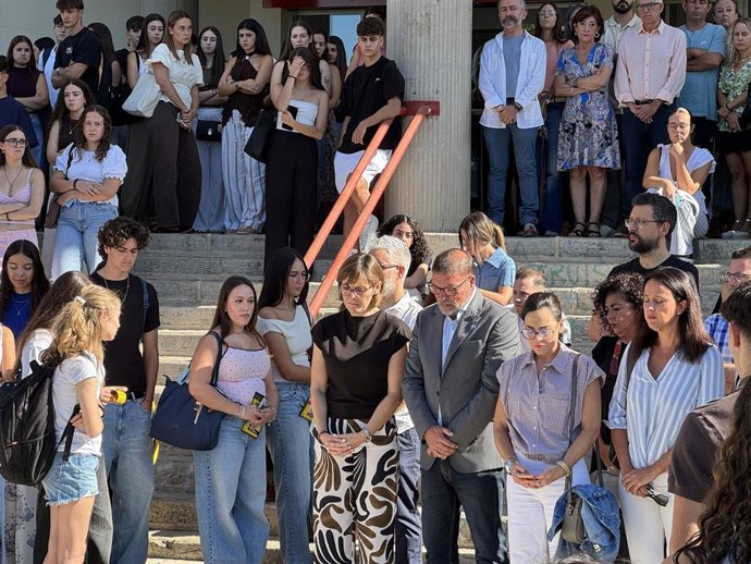 Minuto de silencio en la Facultad de Ciencias de la Educación de la Universidad de Granada, centro donde era alumna de Educación Infantil Claudia Tacoronte, de 21 años, asesinada este sábado en Morelos (México) en un presunto caso de feminicidio.