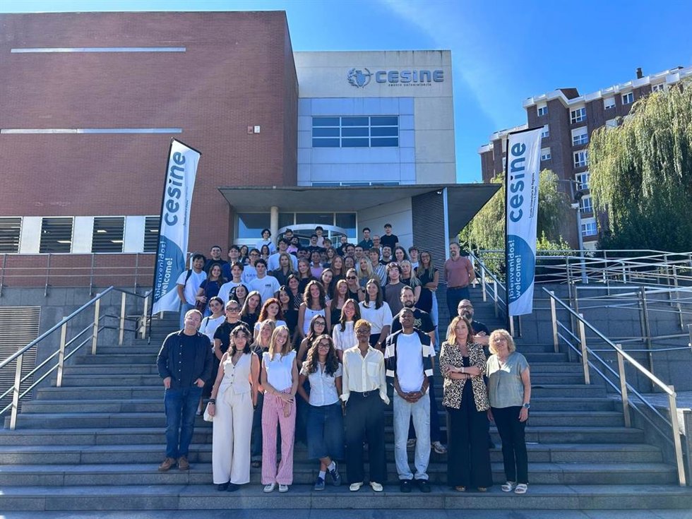 Alumnos internacionales en la puerta de CESINE en el primer día de universidad.