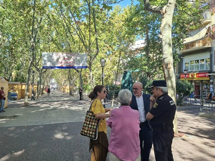 El delegado del Gobierno en Madrid, Francisco Martín, supervisa el dispositivo de seguridad en el bulevar de Puente de Vallecas.
