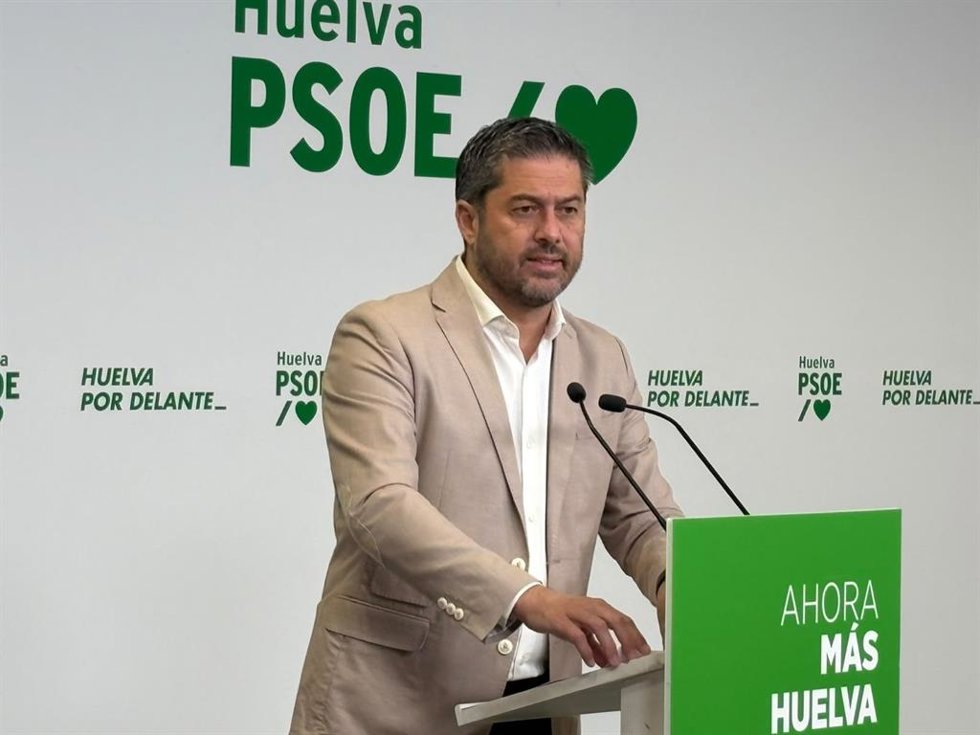 El secretario de Organización del PSOE de Huelva, Francisco Baluffo, este lunes en rueda de prensa.