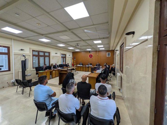La Paca y a otros cinco acusados de introducir una partida de cinco kilos de cocaína en Son Banya, este lunes en la Audiencia de Palma.