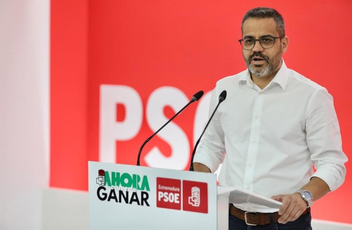 El portavoz del PSOE de Extremadura, Manuel José González Andrade, en rueda de prensa en Mérida
