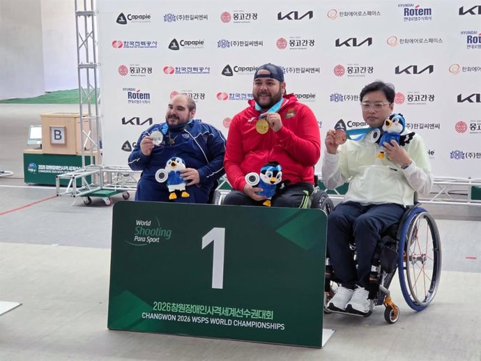 El español Carlos Alberto Linares, medalla de oro en P4 - Pistola a 50m SH1 del Mundial de Tiro Paralímpico, en el podio junto al italiano Davide FranceschettI, plata (219,8), y el surcoreano Jungnam Kim, bronce (201,4).