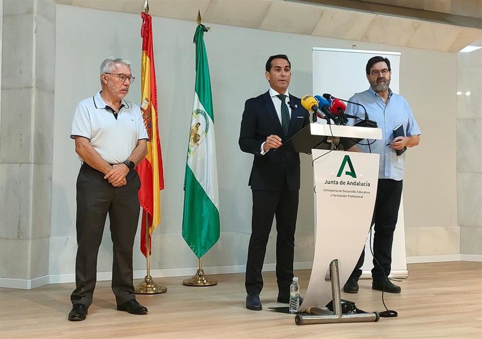 El delegado territorial de Educación en Jaén, Francisco José Solano (c), informa sobre la situación del transporte escolar en la provincia.