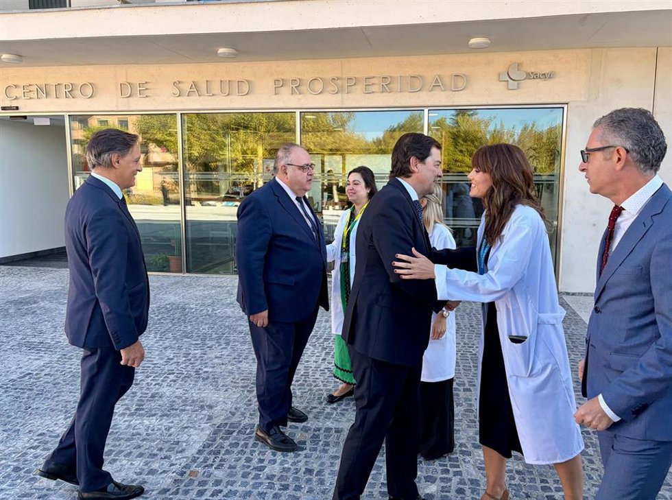 Vázquez (2 i) y Mañueco (c), durante su visita al nuevo centro de Prosperidad.