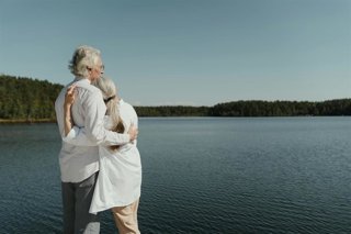 Archivo - Los mayores que cuidan de dependientes tienen más síntomas depresivos, con mayor riesgo entre mujeres, según un estudio