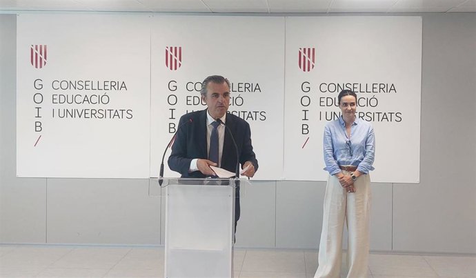 Archivo - El conseller de Educación y Universidades, Antoni Vera, y la directora general de Formación Profesional y Ordenación Educativa, María Isabel Salas, en rueda de prensa.