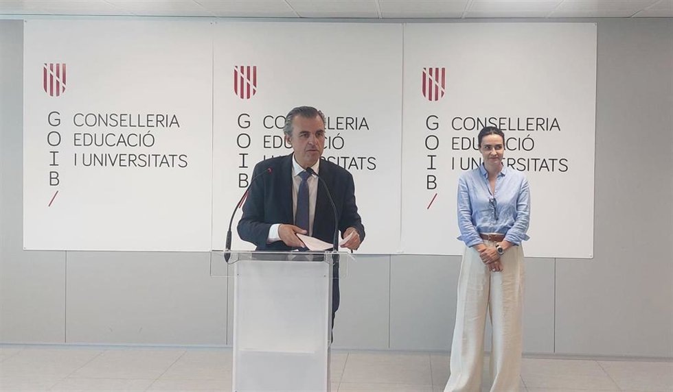 Archivo - El conseller de Educación y Universidades, Antoni Vera, y la directora general de Formación Profesional y Ordenación Educativa, María Isabel Salas, en rueda de prensa.