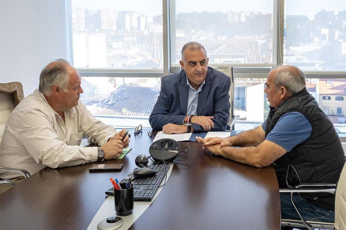 El consejero de Fomento, Vivienda, Ordenación del Territorio y Medio Ambiente, Roberto Media, recibe al alcalde de Saro, Miguel Ángel Prieto.