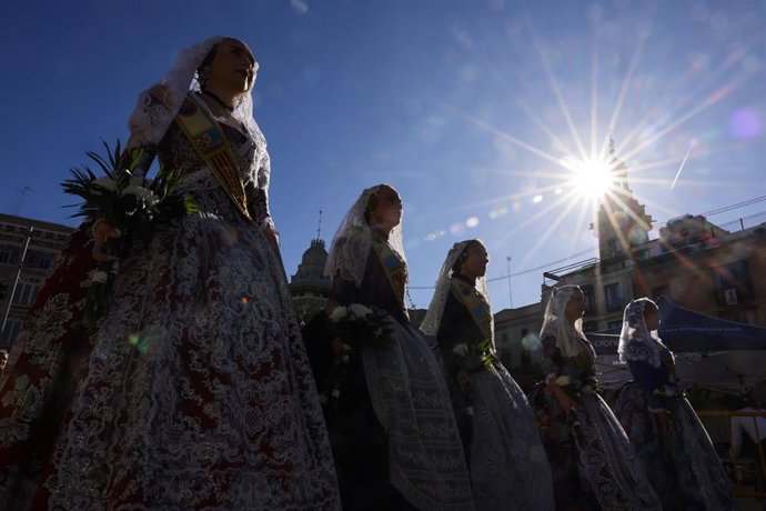 Archivo - Varias falleras durante la ofrenda de las Falleras a la Virgen de los Desamparados, a 17 de marzo de 2026
