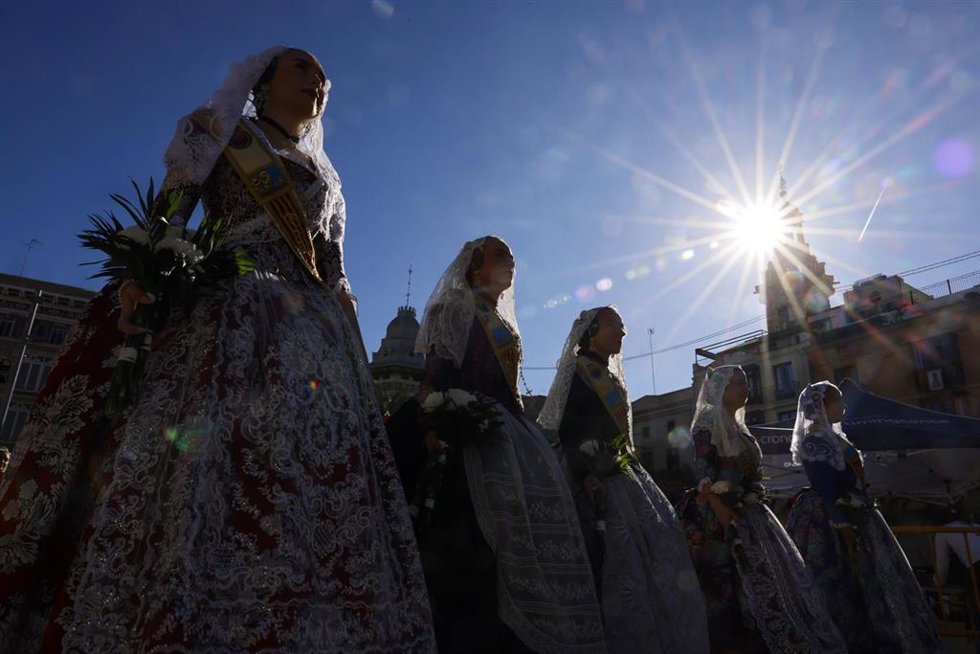 Archivo - Varias falleras durante la ofrenda de las Falleras a la Virgen de los Desamparados, a 17 de marzo de 2026